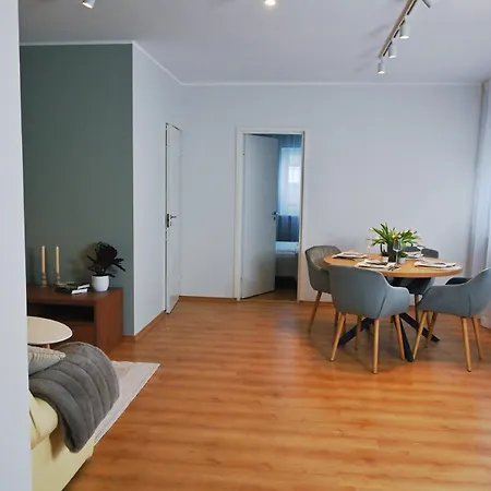 Castle Parkside Two Bedroom 库雷萨雷